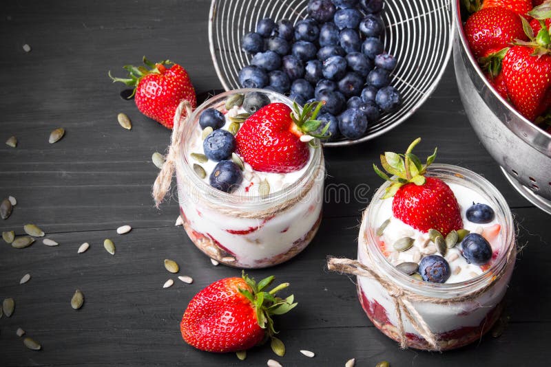 Dessert - yaourt avec des fraises et des myrtilles image stock Dessert - yaourt avec des fraises et des myrtilles image stock