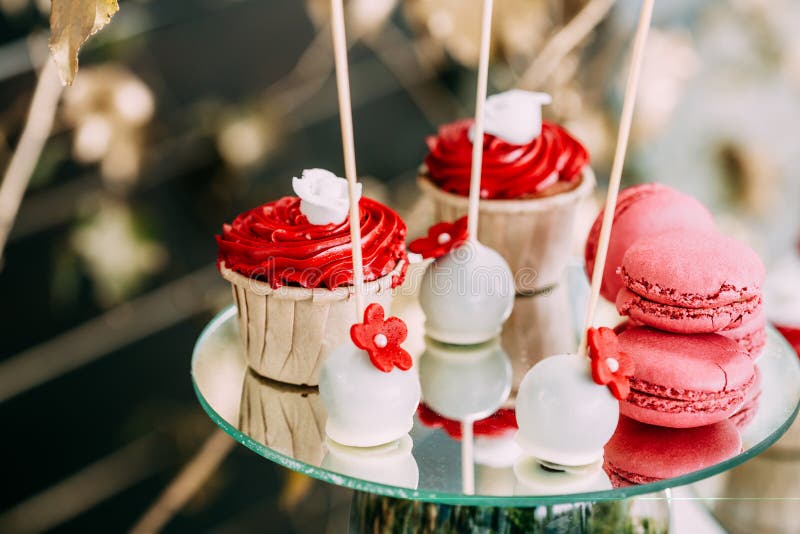 Dessert Zoete Smakelijke Cupcakes en Macarons in Suikergoedbar op Lijst royalty-vrije stock foto Dessert Zoete Smakelijke Cupcakes en Macarons in Suikergoedbar op Lijst royalty-vrije stock foto