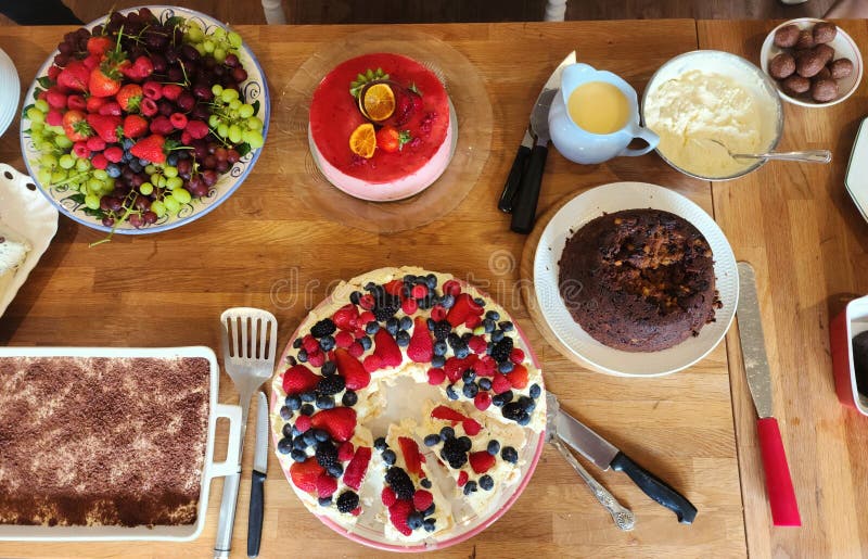Desserts de noël sur la table de la cuisine comprenant plateau de fruits pavola et gâteaux images stock Desserts de noël sur la table de la cuisine comprenant plateau de fruits pavola et gâteaux images stock
