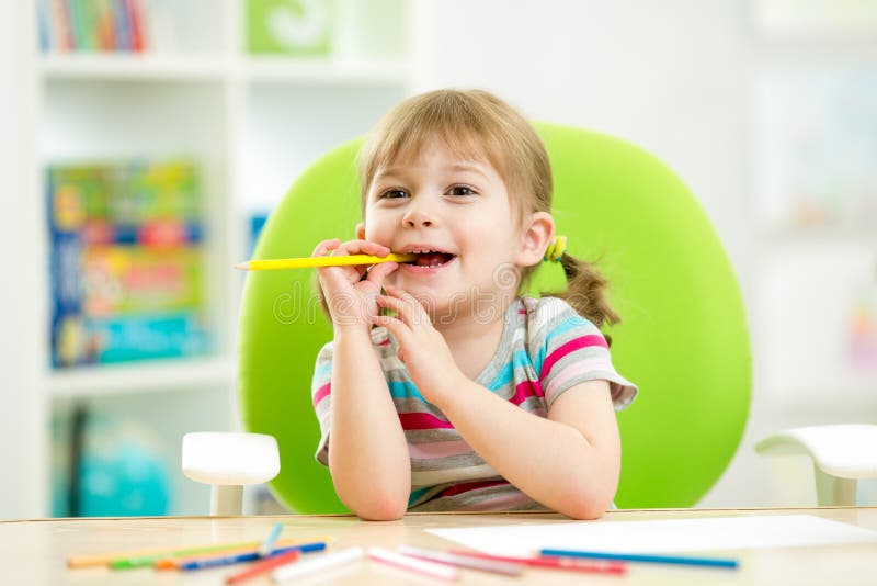 Happy Kid Petite Fille Dessin Avec Un Stylo-feutre À L'école