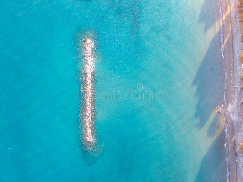 Dessus aérien en bas de vue sur le récif artificiel près du rivage mer Méditerranée images libres de droits Dessus aérien en bas de vue sur le récif artificiel près du rivage mer Méditerranée images libres de droits