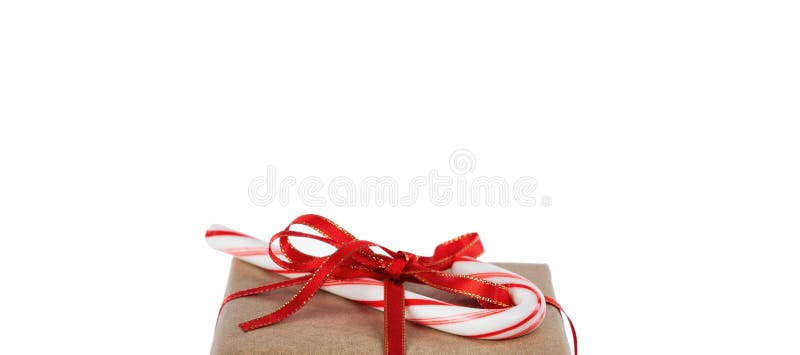 Dessus de boîte-cadeau brun de Noël et de canne de sucrerie d'isolement sur le fond blanc pur avec l'abondance de l'espace de cop photo libre de droits Dessus de boîte-cadeau brun de Noël et de canne de sucrerie d'isolement sur le fond blanc pur avec l'abondance de l'espace de cop photo libre de droits