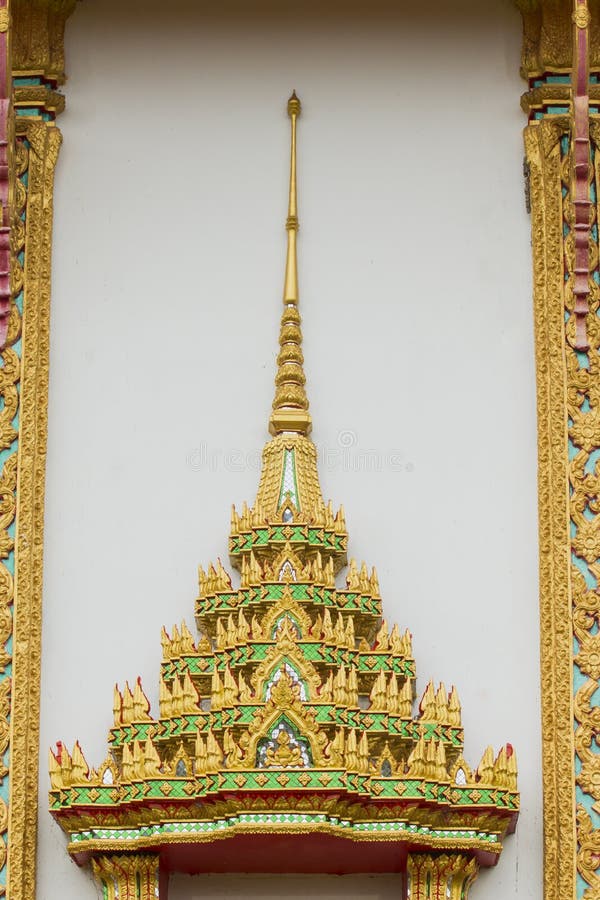 Dessus de couleur thaïlandaise d'or de fenêtre de temple