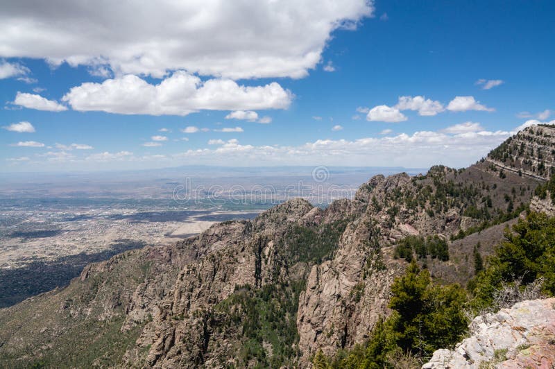 Dessus de crête de Sandia regardant vers le bas vers Albuquerque ABQ Nouveau Mexique image stock Dessus de crête de Sandia regardant vers le bas vers Albuquerque ABQ Nouveau Mexique image stock