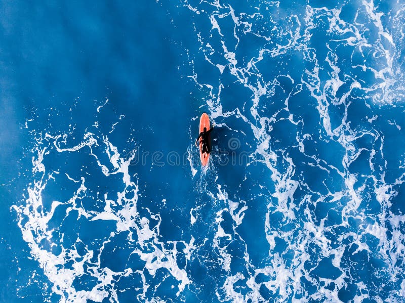 Dessus de surfer de vague dans l'océan, aeria de vue supérieure photographie stock