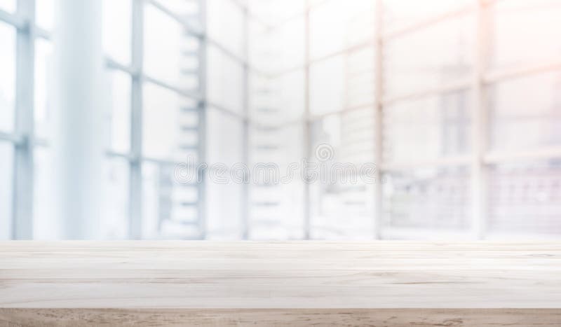 Dessus de table en bois sur le bureau blanc de forme de fond de vitrail de tache floue Dessus de table en bois sur le bureau blanc de forme de fond de vitrail de tache floue