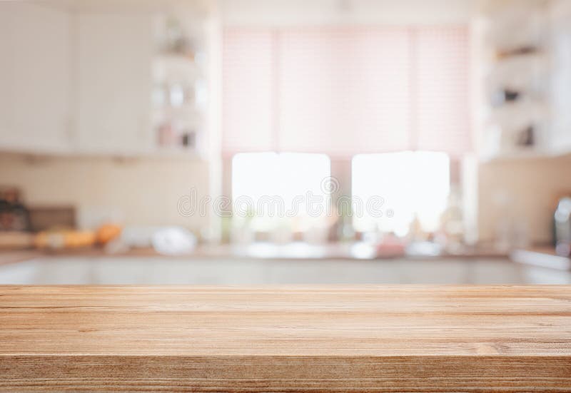 Dessus de table vide au-dessus de cuisine defocused photos stock Dessus de table vide au-dessus de cuisine defocused photos stock