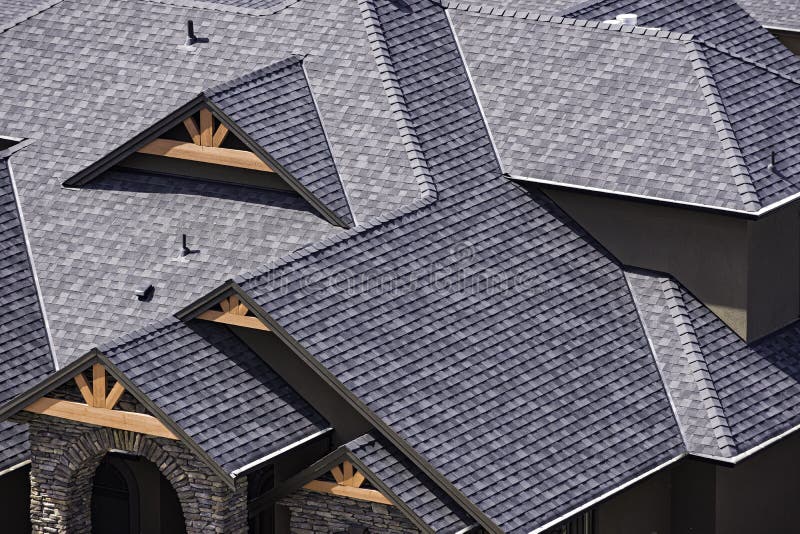 Dessus de toit dans une subdivision nouvellement construite dans le Canada de Colombie-Britannique de Kelowna montrant des bardea Dessus de toit dans une subdivision nouvellement construite dans le Canada de Colombie-Britannique de Kelowna montrant des bardea