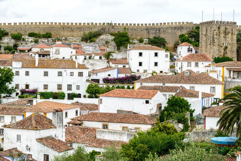 Dessus de toit, maisons et vieux mur de ville, Obidos (Portugal) photographie stock libre de droits Dessus de toit, maisons et vieux mur de ville, Obidos (Portugal) photographie stock libre de droits