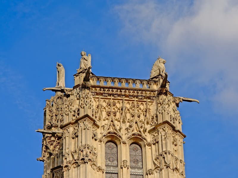 Dessus de tour médiévale de Saint-Jacques, Paris, France, sur un ciel bleu clair photographie stock Dessus de tour médiévale de Saint-Jacques, Paris, France, sur un ciel bleu clair photographie stock