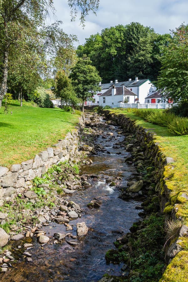 Destilería del whisky de Edradour en Pitlochry, Escocia imagen de archivo libre de regalías Destilería del whisky de Edradour en Pitlochry, Escocia imagen de archivo libre de regalías