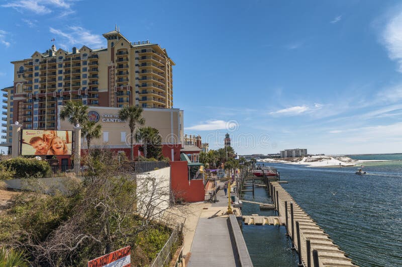 DESTIN, FL - FEBBRAIO 2016: Costruzioni della città lungo il mare Ciò i immagini stock DESTIN, FL - FEBBRAIO 2016: Costruzioni della città lungo il mare Ciò i immagini stock