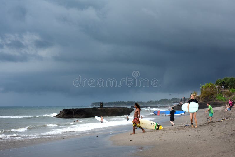 Destino do curso Surfistas com prancha, nuvens de tempestade Praia de Batu Bolong, Canggu, Bali, Indonésia 24 de setembro de 2016 imagens de stock Destino do curso Surfistas com prancha, nuvens de tempestade Praia de Batu Bolong, Canggu, Bali, Indonésia 24 de setembro de 2016 imagens de stock