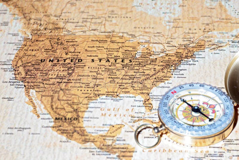Destino Estados Unidos, mapa antiguo del viaje con el compás del vintage fotografía de archivo Destino Estados Unidos, mapa antiguo del viaje con el compás del vintage fotografía de archivo