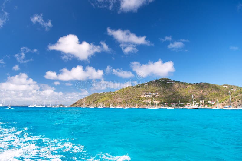Destinos das férias de verão Ideias exóticas das férias Praia do mar das férias O lugar perfeito para relaxar o corpo recarrega a fotografia de stock Destinos das férias de verão Ideias exóticas das férias Praia do mar das férias O lugar perfeito para relaxar o corpo recarrega a fotografia de stock