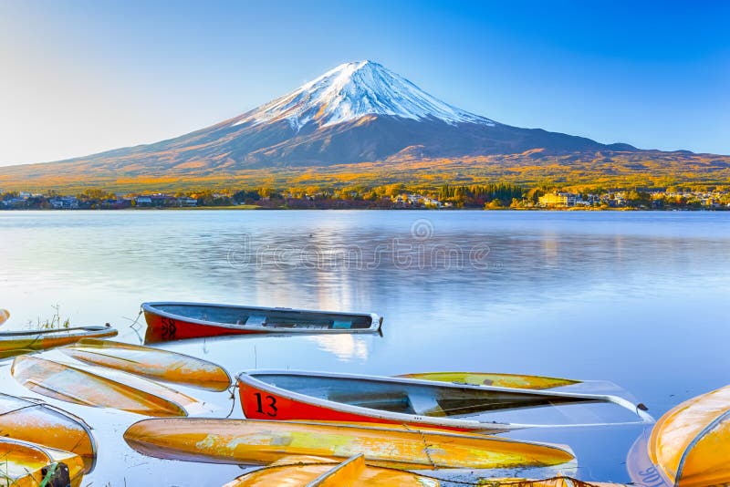 Destinos de viagem asiáticos. famosa e atraente montanha fuji perto do lago kawaguchiko no japão com linha de barcos derrubados em