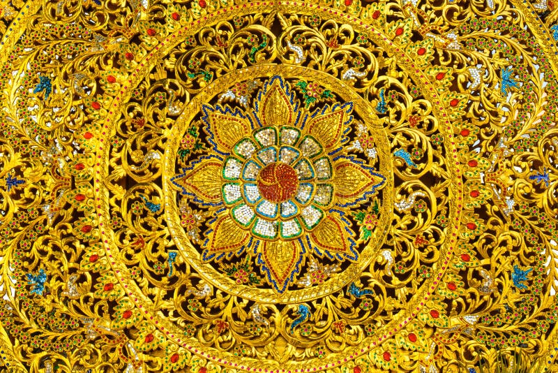 Destreza em assuntos florestais tailandesa da arte com pintura do ouro foto de stock Destreza em assuntos florestais tailandesa da arte com pintura do ouro foto de stock