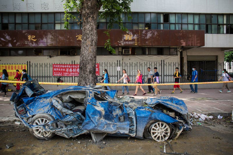 Машина после взрыва. Автомобиль после взрыва.