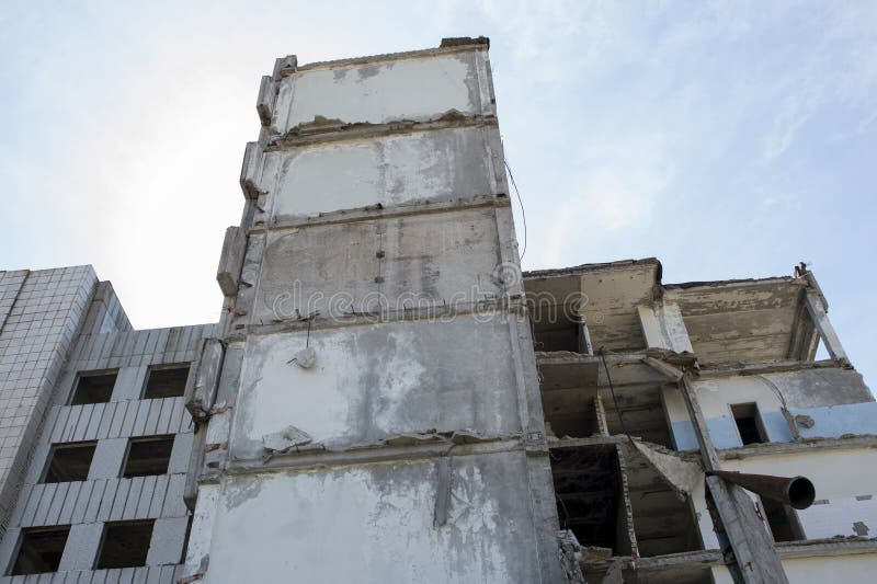 Destroyed large building with no external walls. Background. Bottom view. Destroyed large building with no external walls against the blue sky. Background royalty free stock images Destroyed large building with no external walls. Background. Bottom view. Destroyed large building with no external walls against the blue sky. Background royalty free stock images