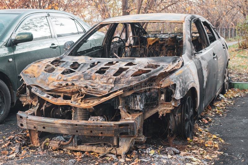 Автомобиль после пожара. Восстановленная машина после пожара. Старый сгоревший автомобиль.