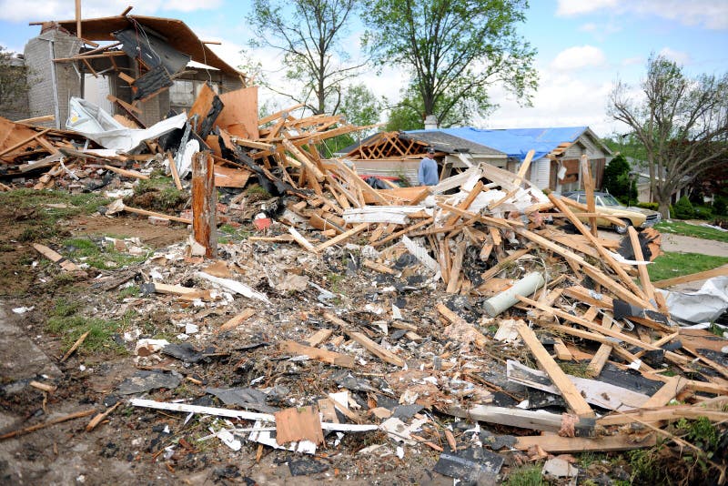 Destruction après coup St Louis de tornades photos stock Destruction après coup St Louis de tornades photos stock