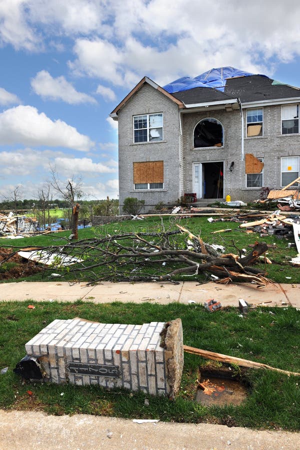 Destruction After Tornadoes Hit Saint Louis Editorial Photography - Image of emergency, chainsaw ...
