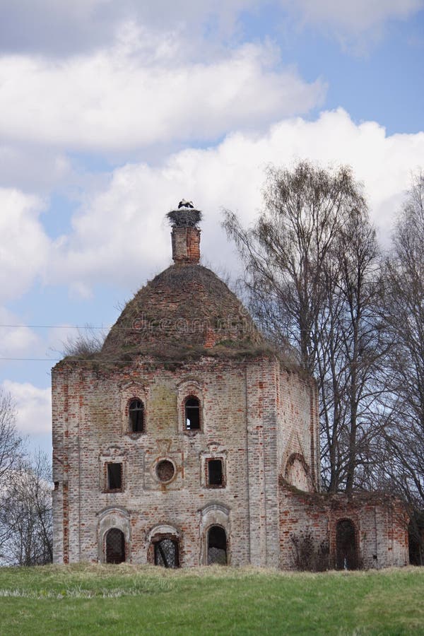 Destruyó la iglesia ortodoxa con una jerarquía de cigüeñas fotos de archivo libres de regalías Destruyó la iglesia ortodoxa con una jerarquía de cigüeñas fotos de archivo libres de regalías