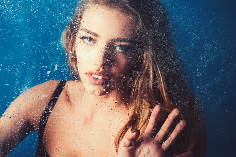 Deszcz opuszcza na nadokiennym szkle z twarzą dziewczyna Okno z wodą opuszcza przed dziewczyną z makeup Seksowna kobieta za kling fotografia royalty free Deszcz opuszcza na nadokiennym szkle z twarzą dziewczyna Okno z wodą opuszcza przed dziewczyną z makeup Seksowna kobieta za kling fotografia royalty free