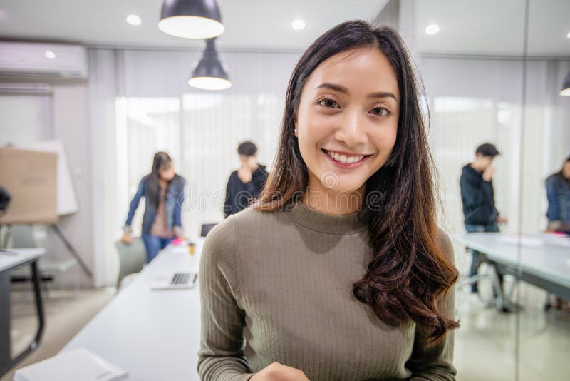 Det asiatiska leendet f?r kvinnastudenter och har roligt och att anv?nda den smarta telefonen och minnestavlan som den hj?lper oc arkivbilder Det asiatiska leendet f?r kvinnastudenter och har roligt och att anv?nda den smarta telefonen och minnestavlan som den hj?lper oc arkivbilder