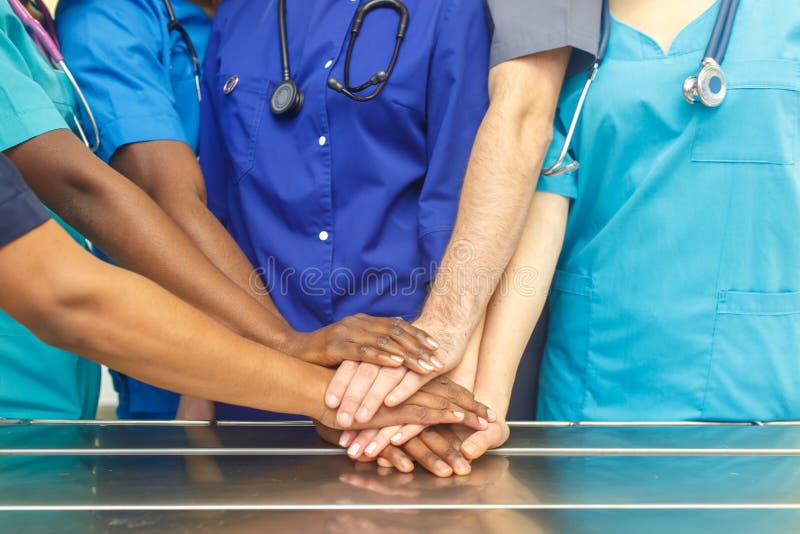 Det blandras- laget av barn manipulerar att stapla händer inomhus, gruppen av det blandras- doktorskirurgilaget som staplar hände arkivbilder Det blandras- laget av barn manipulerar att stapla händer inomhus, gruppen av det blandras- doktorskirurgilaget som staplar hände arkivbilder