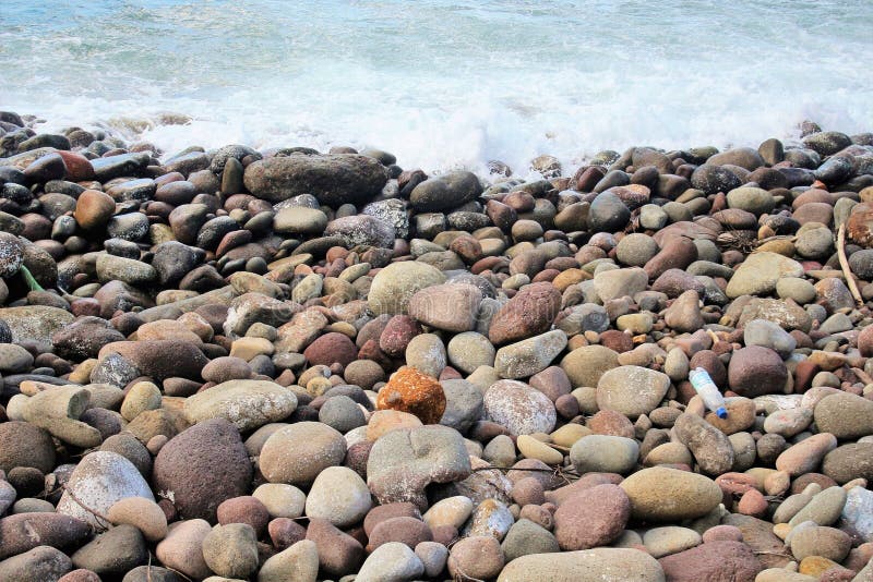 Det blåa havet och en shoreline som fylls med, vaggar arkivfoton Det blåa havet och en shoreline som fylls med, vaggar arkivfoton