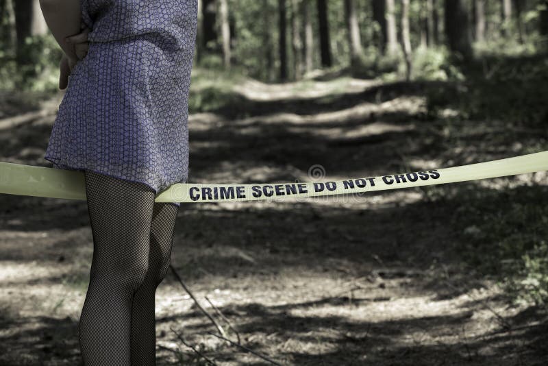 Det brotts- korset gör inte platsen Kvinna i träna royaltyfria bilder
