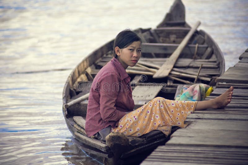 det cambodia lakefolket underminerar tonle royaltyfri bild det cambodia lakefolket underminerar tonle royaltyfri bild