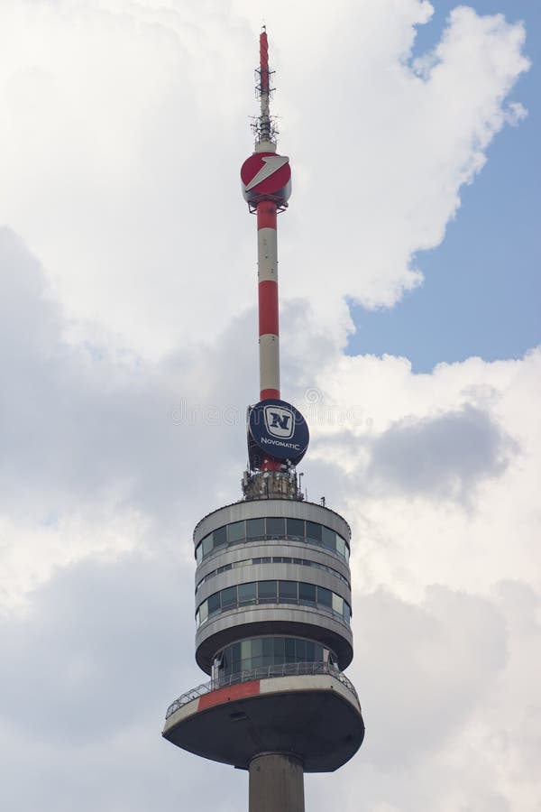 det danube tornet i vienna - Donauturm Wien arkivbild det danube tornet i vienna - Donauturm Wien arkivbild