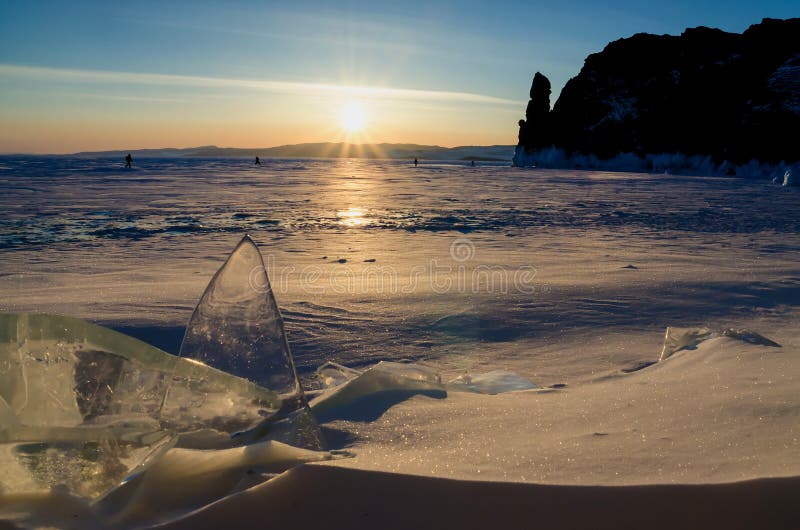 Det djupfrysta Laket Baikal Vinterlandskapet med is och snö nära vaggar av den Olkhon ön i solnedgången arkivbild Det djupfrysta Laket Baikal Vinterlandskapet med is och snö nära vaggar av den Olkhon ön i solnedgången arkivbild
