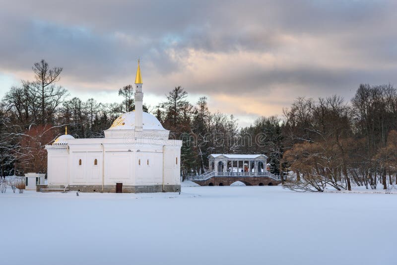 Det djupfrysta stora dammet med bron för det turkiska badet och marmori Catherine parkerar på Tsarskoe Selo pushkin St Petersburg royaltyfria foton Det djupfrysta stora dammet med bron för det turkiska badet och marmori Catherine parkerar på Tsarskoe Selo pushkin St Petersburg royaltyfria foton