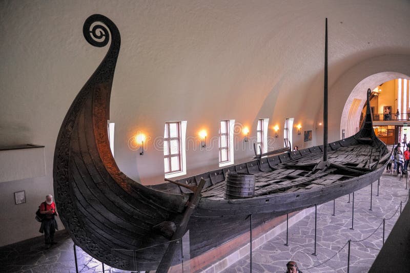 Det drakkar vikingfartyget fördärvar visning i Viking Museum av Bygdoy, Oslo, Norge royaltyfria bilder Det drakkar vikingfartyget fördärvar visning i Viking Museum av Bygdoy, Oslo, Norge royaltyfria bilder