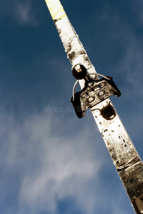 Det enkla arga landet skidar och himmel royaltyfri fotografi Det enkla arga landet skidar och himmel royaltyfri fotografi