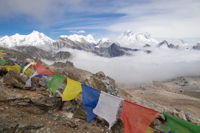 Det enklaste baslägret som behandlar Nepal-scenvyn i Himalayas bergsområde vid Renjo la-passet