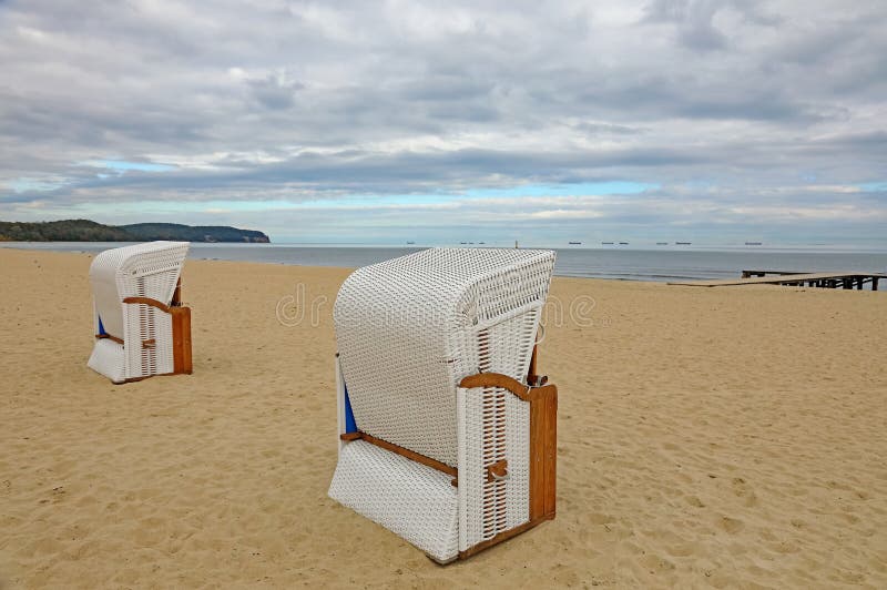 Det finns tomma strandstolar av typen wickerstyle i Östersjöns strandstad i Sopot Polen arkivfoto