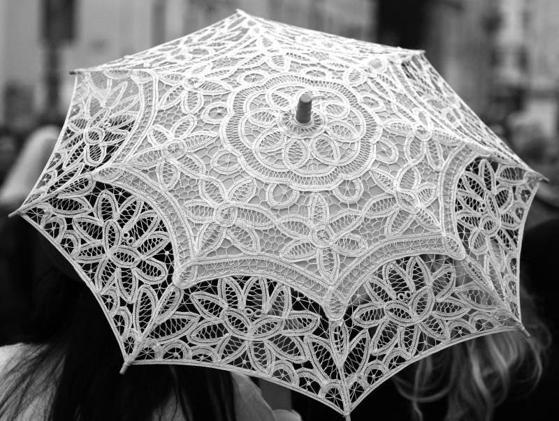 Det forntida paraplyet som hand-dekoreras all med, snör åt doilies royaltyfria bilder Det forntida paraplyet som hand-dekoreras all med, snör åt doilies royaltyfria bilder