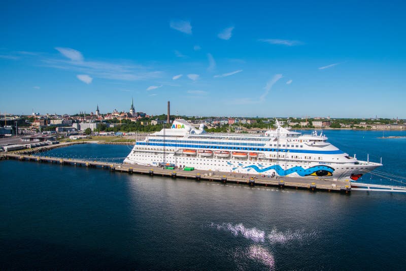Det färgrika kryssningskeppet AIDA Cara ses anslöt och lasta av turister för en dag i den turist- destinationen för femlingen av arkivfoton Det färgrika kryssningskeppet AIDA Cara ses anslöt och lasta av turister för en dag i den turist- destinationen för femlingen av arkivfoton