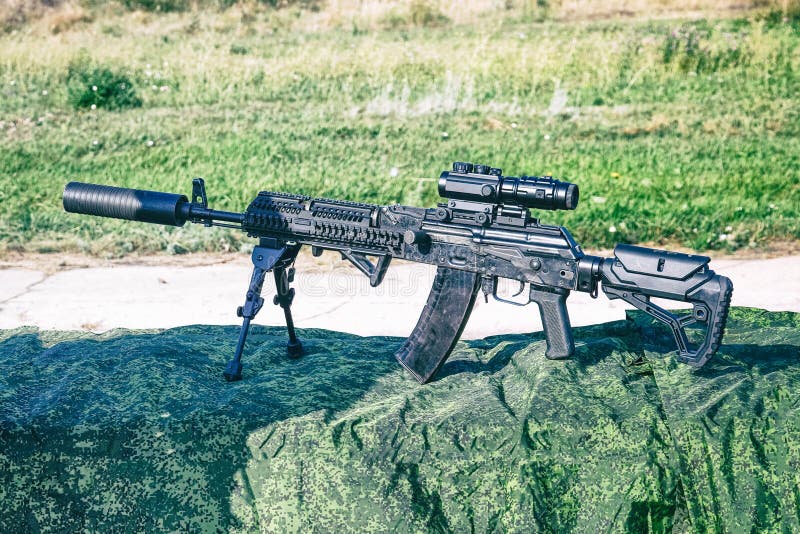 Det förbättrade geväret för KalashnikovAK47 anfall på bipods arkivbilder Det förbättrade geväret för KalashnikovAK47 anfall på bipods arkivbilder
