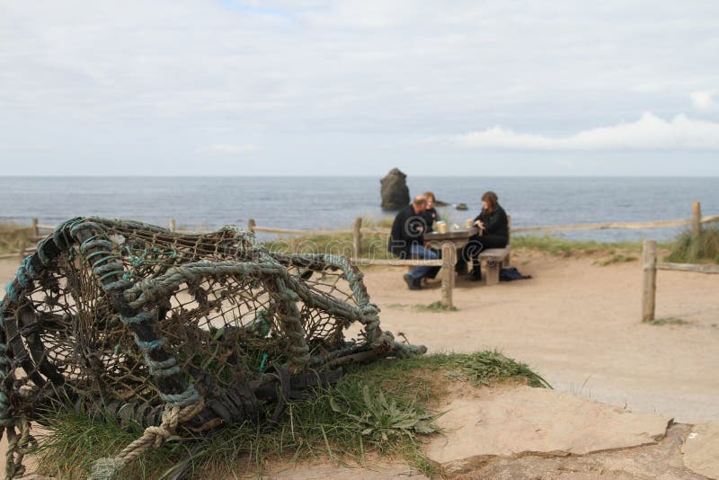 Det hummerkrukan och folket vid Thurlestone vaggar Devon royaltyfria foton Det hummerkrukan och folket vid Thurlestone vaggar Devon royaltyfria foton
