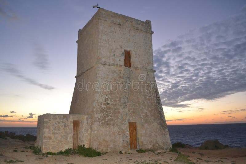 Det härliga historiska tornet av Ein Tuffeiha nordväst av Malta royaltyfria bilder Det härliga historiska tornet av Ein Tuffeiha nordväst av Malta royaltyfria bilder