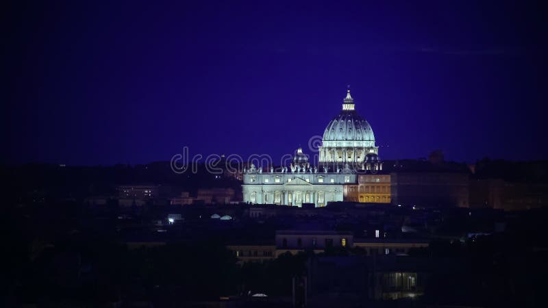 Det härliga skottet av St Peter Papal Basilica exponerade ljust på natten, Vaticanen arkivbild Det härliga skottet av St Peter Papal Basilica exponerade ljust på natten, Vaticanen arkivbild
