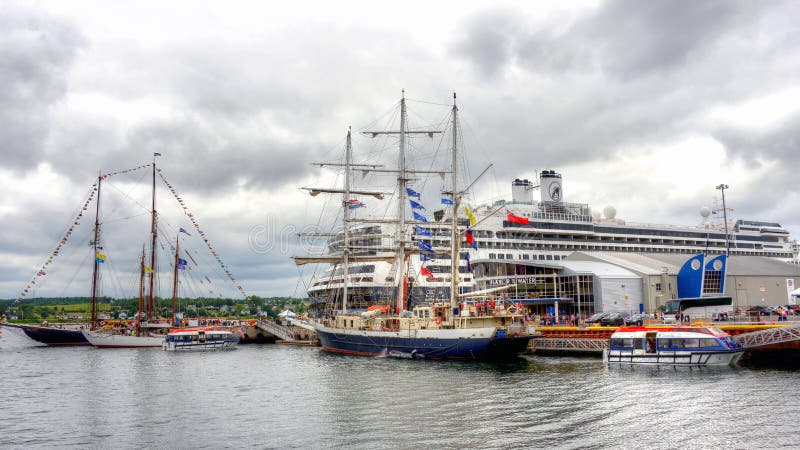 Det högväxta skepp- och kryssningskeppet anslöt i Sydney, NS royaltyfri foto Det högväxta skepp- och kryssningskeppet anslöt i Sydney, NS royaltyfri foto