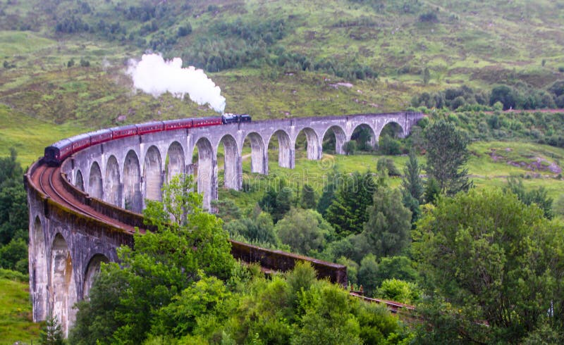 Det Jacobite ångadrevet, aka ’Hogwartsen uttrycker i Harry Potter filmers den Glenfinnan för passerande viadukten, Skottland, UK royaltyfri foto Det Jacobite ångadrevet, aka ’Hogwartsen uttrycker i Harry Potter filmers den Glenfinnan för passerande viadukten, Skottland, UK royaltyfri foto