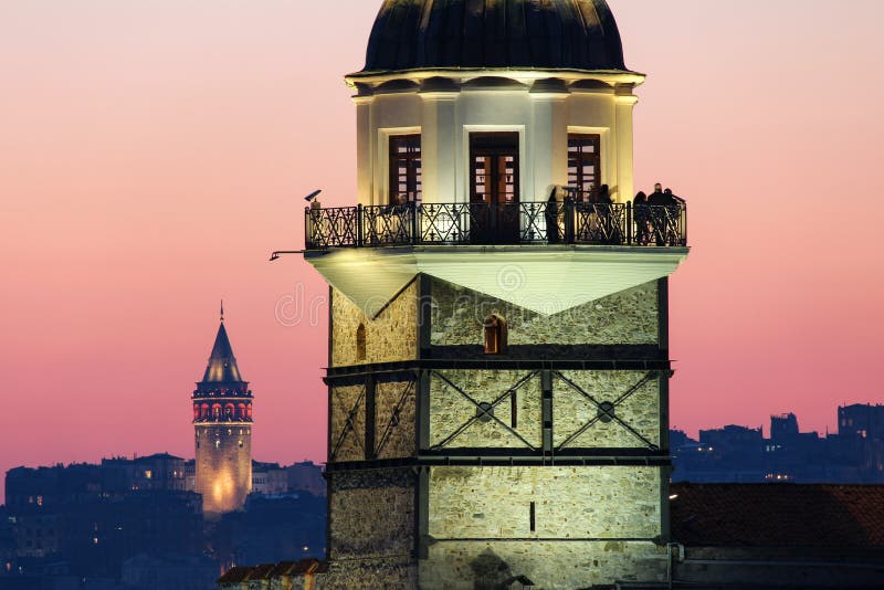 Det jungfru- tornet och Galata för ` s står högt på solnedgången, Istanbul arkivfoto Det jungfru- tornet och Galata för ` s står högt på solnedgången, Istanbul arkivfoto