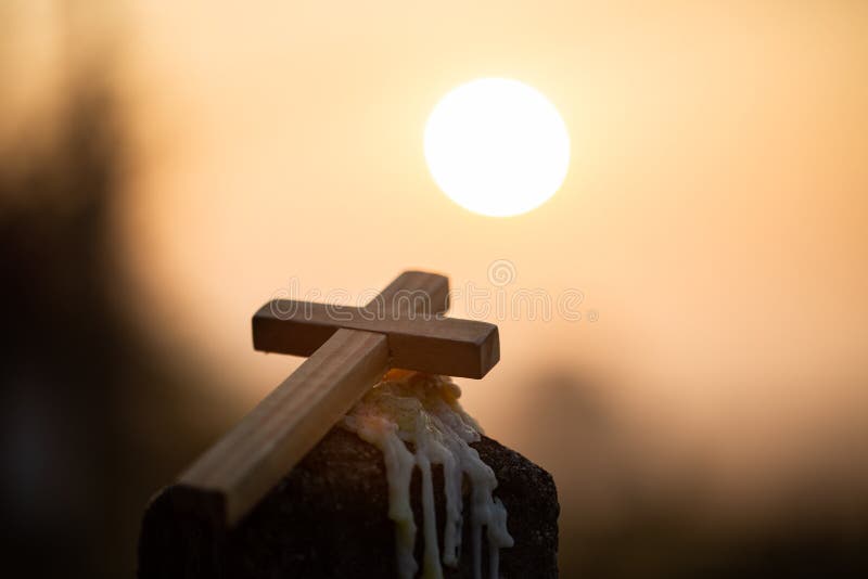 Det KristusJesus korset i soluppgången färgade himmelbakgrund, dyrkan, religiöst begrepp , Välsignar nattvardterapi att hjälpa fö royaltyfri bild Det KristusJesus korset i soluppgången färgade himmelbakgrund, dyrkan, religiöst begrepp , Välsignar nattvardterapi att hjälpa fö royaltyfri bild